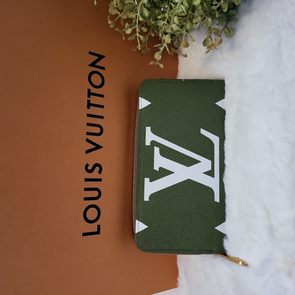 Louis Vuitton Khaki & White Monogram Giant Zippy Wallet - Excellent condition!